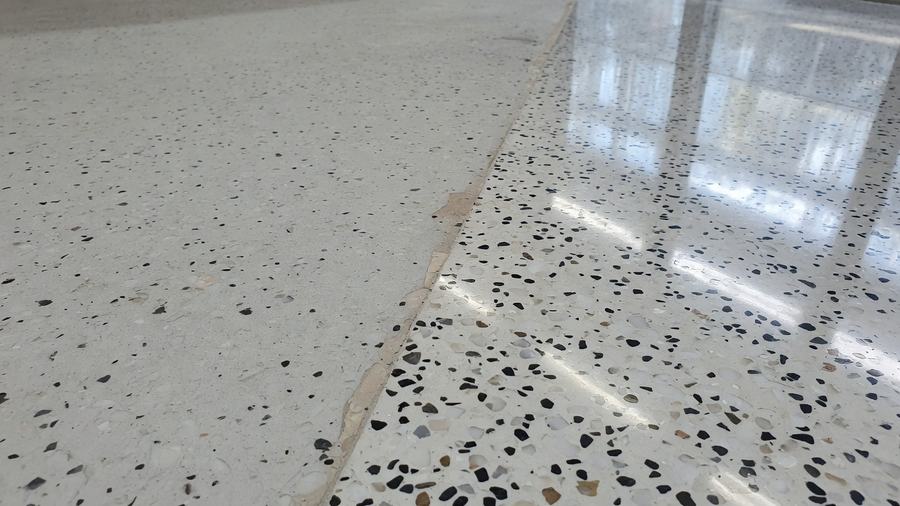 Piso granilite com parte lapidada e polida ao lado de parte ainda opaca